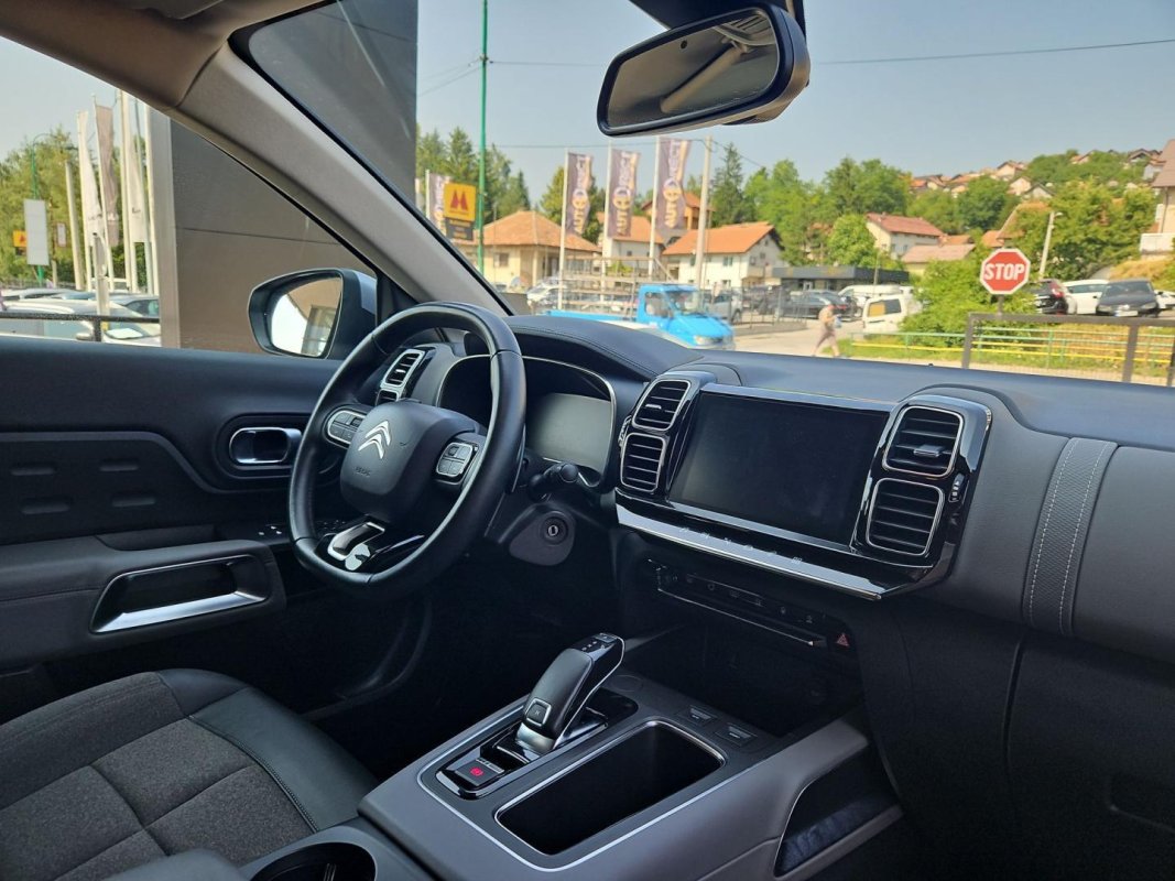 Automobil