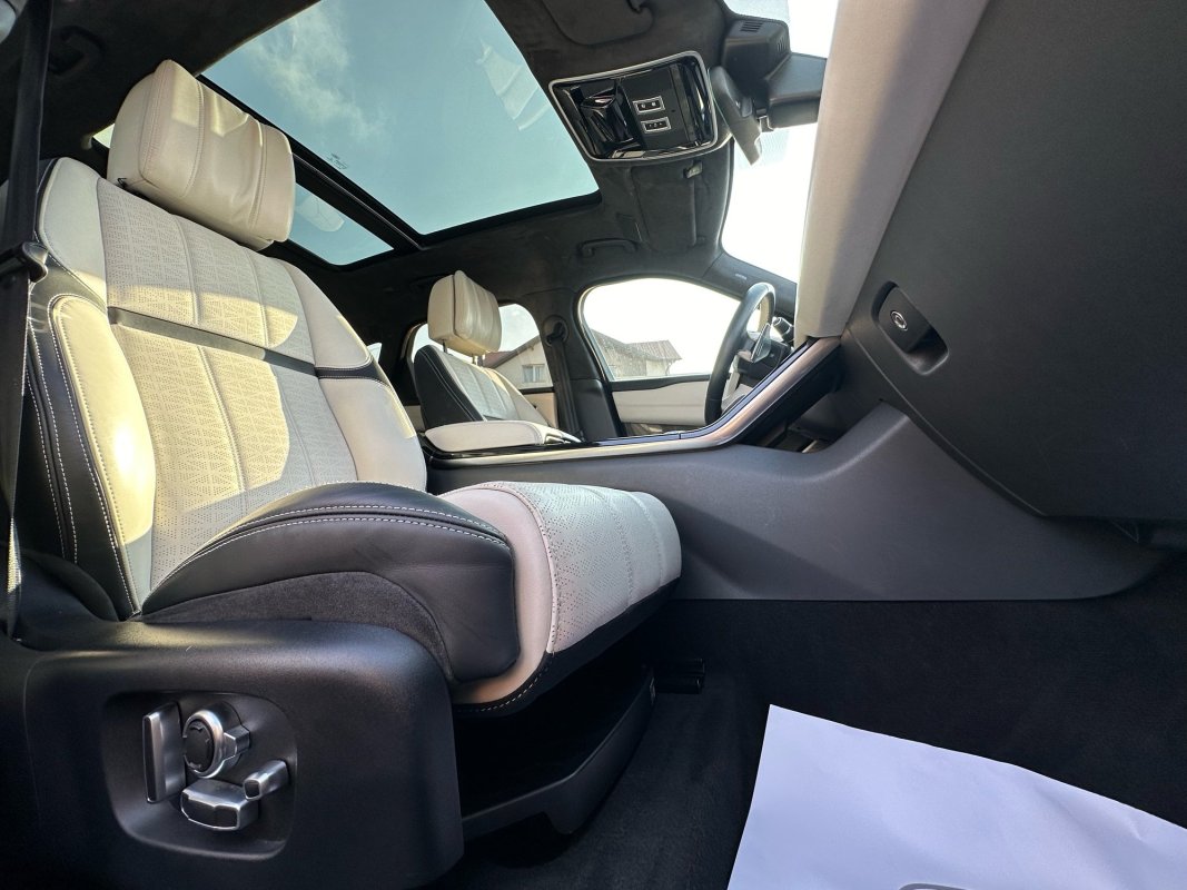 Automobil