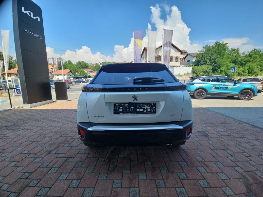 Automobil