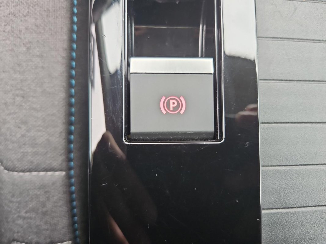 Automobil