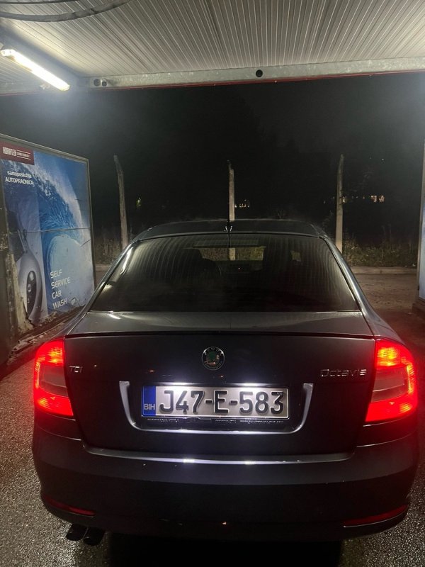 Automobil