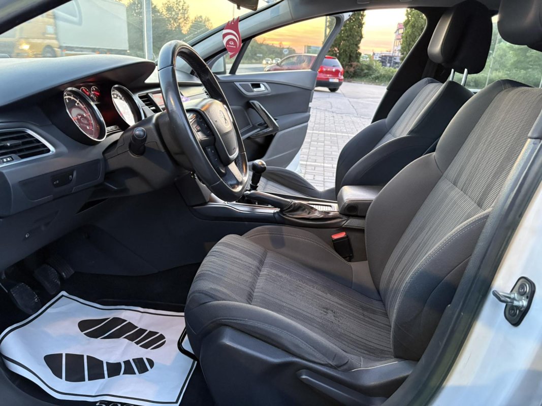 Automobil