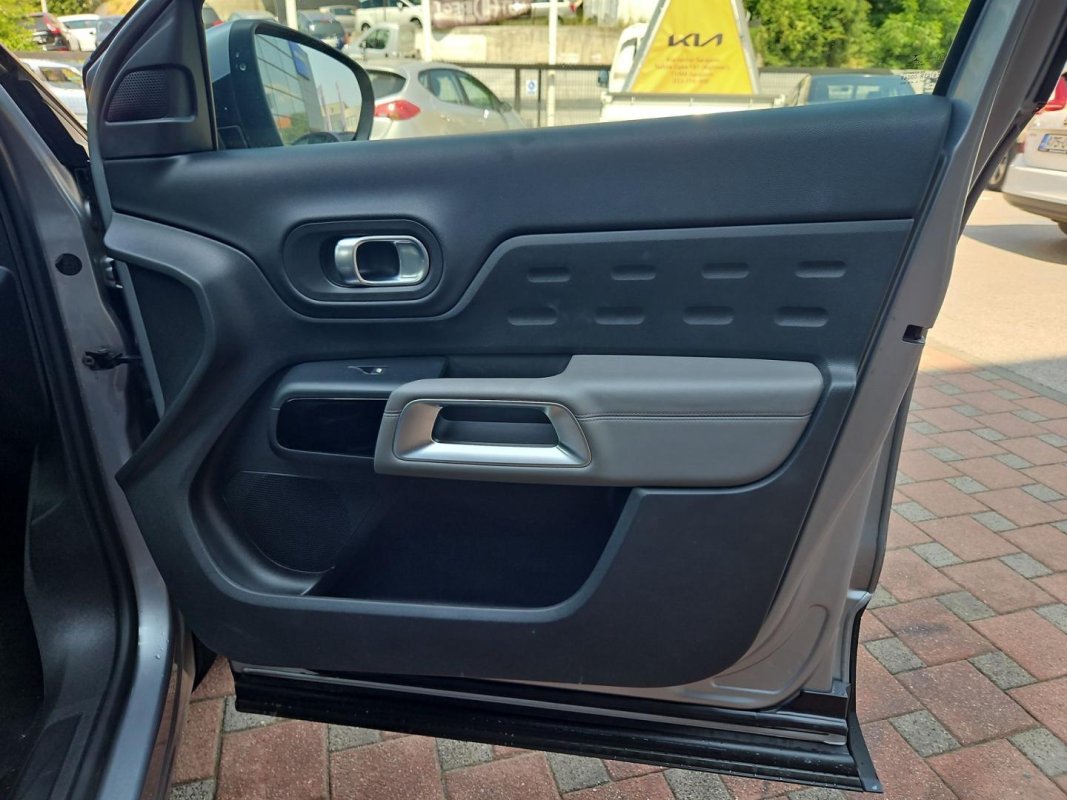 Automobil