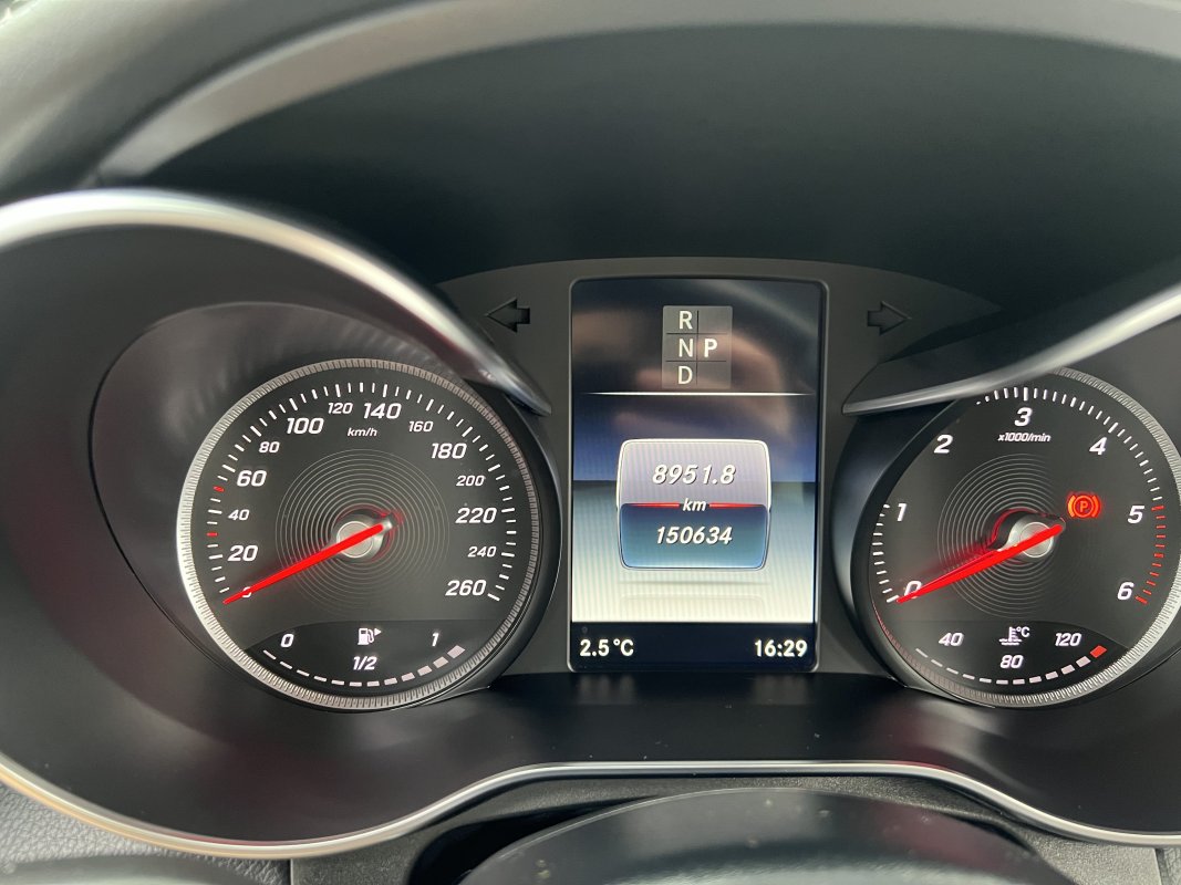Automobil