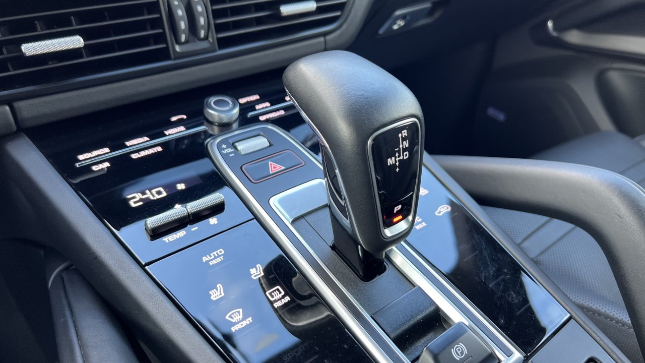 Automobil