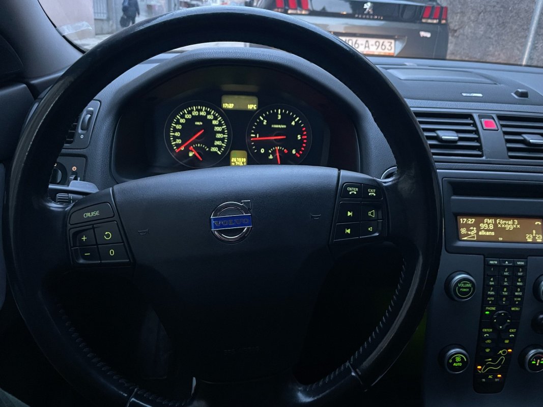 Automobil
