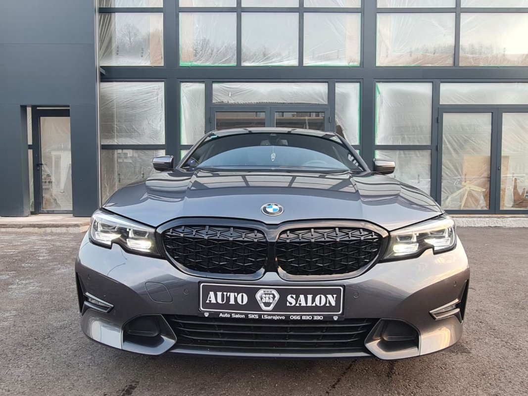 Automobil