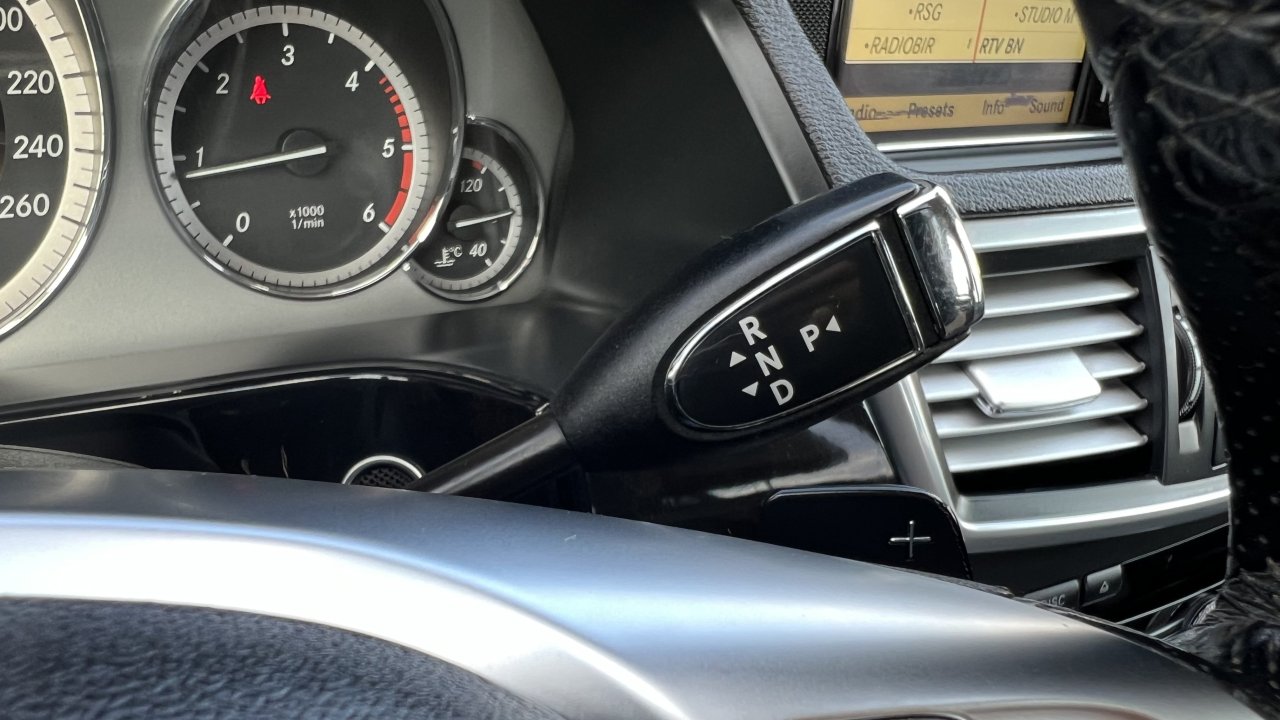 Automobil