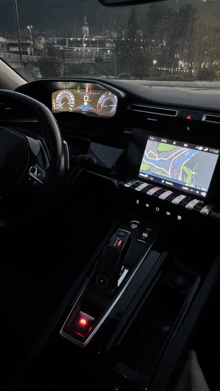 Automobil