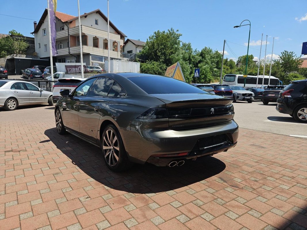 Automobil