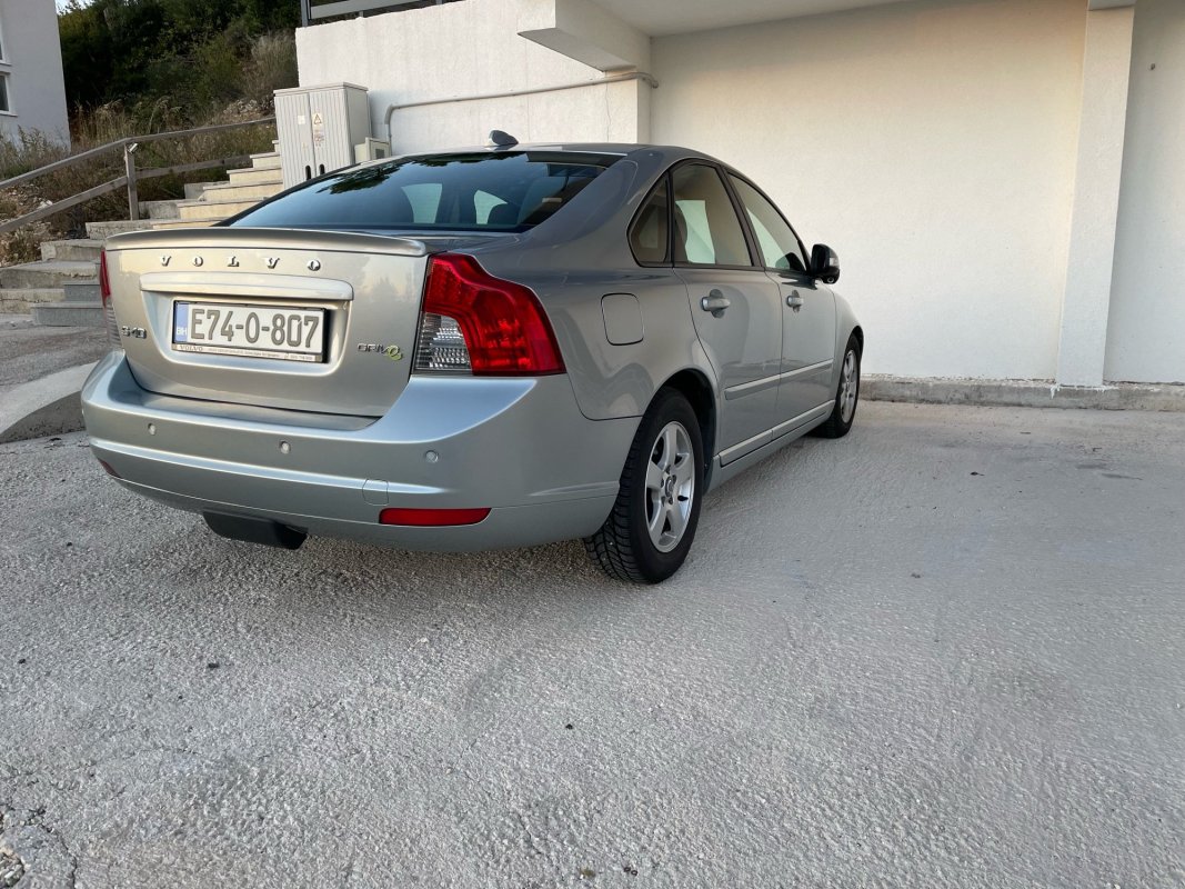 Automobil