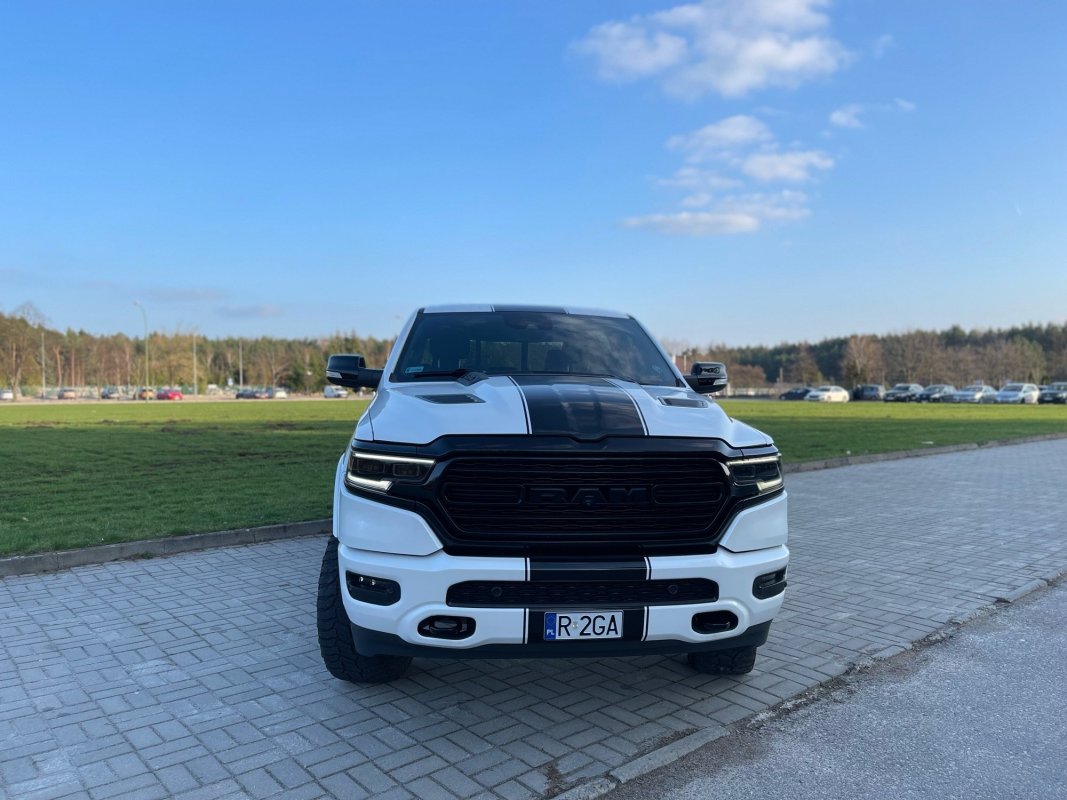 Automobil