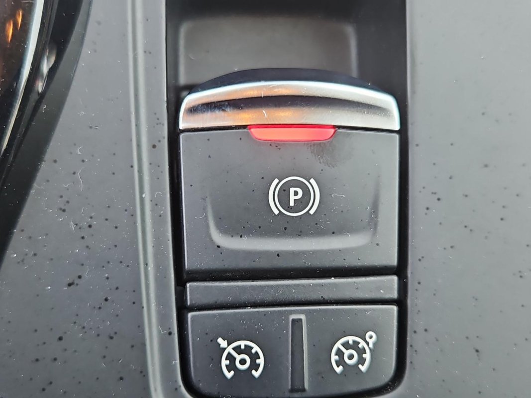Automobil