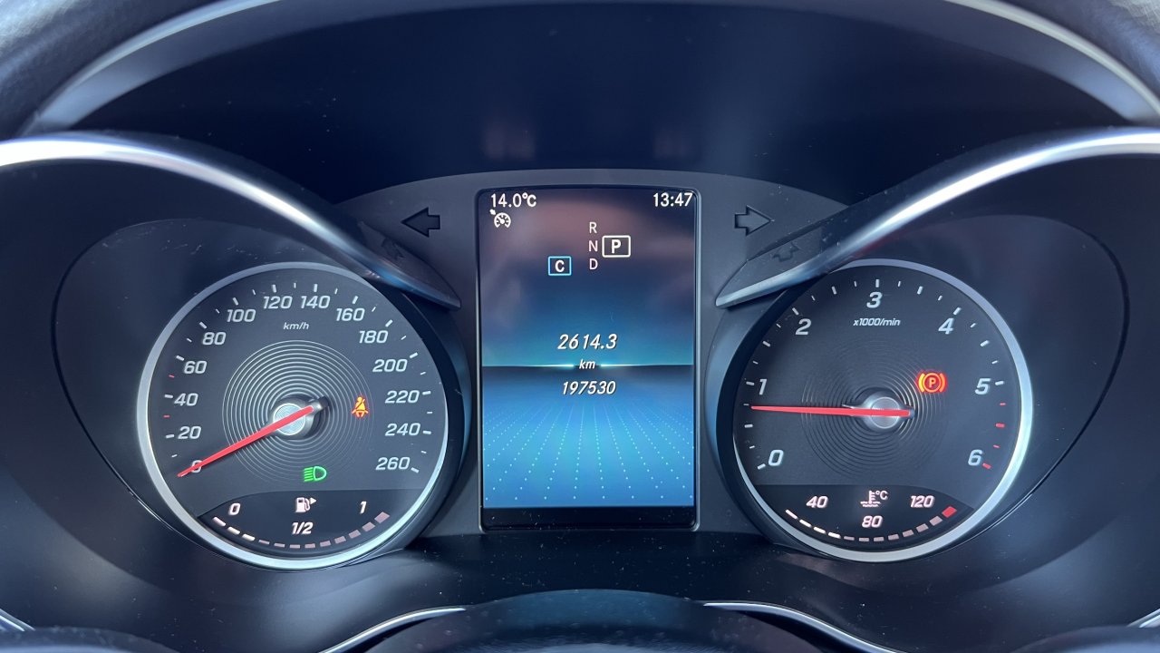 Automobil