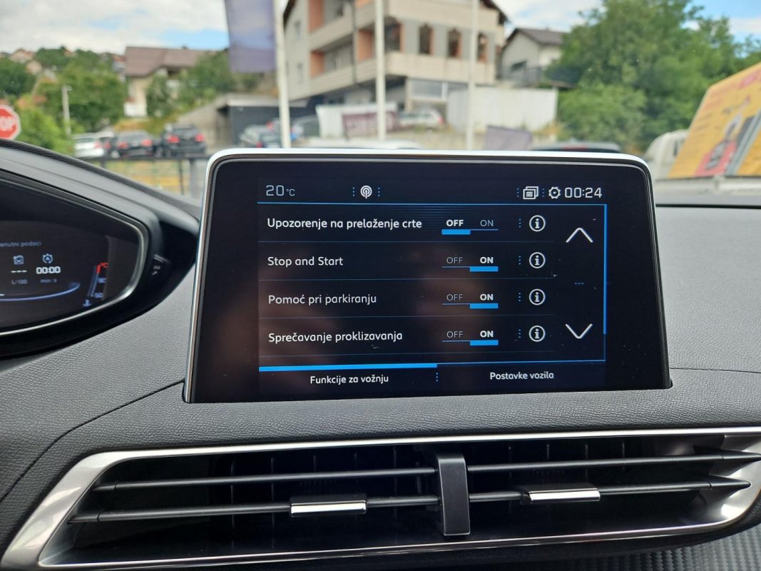 Automobil