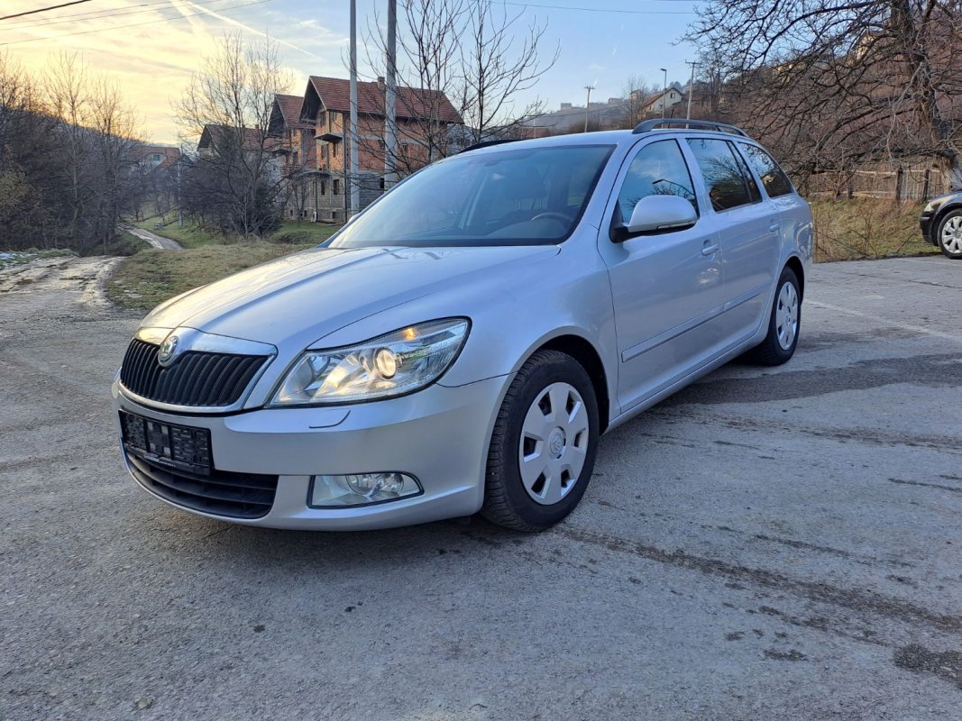 Automobil