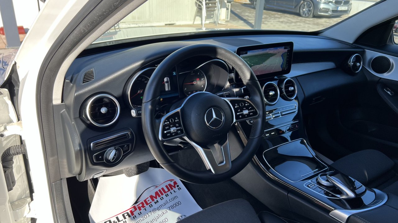 Automobil