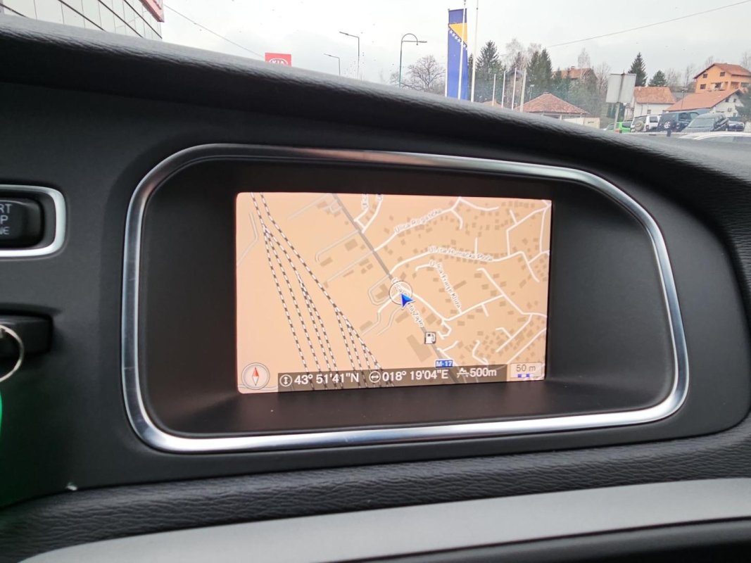 Automobil