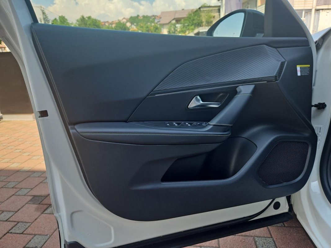 Automobil