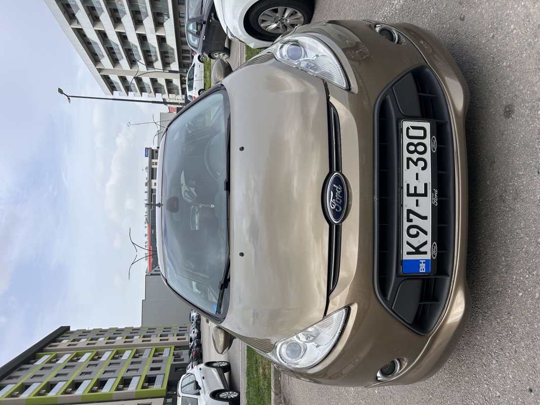 Automobil