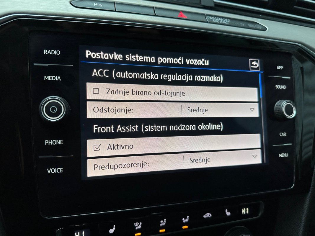 Automobil