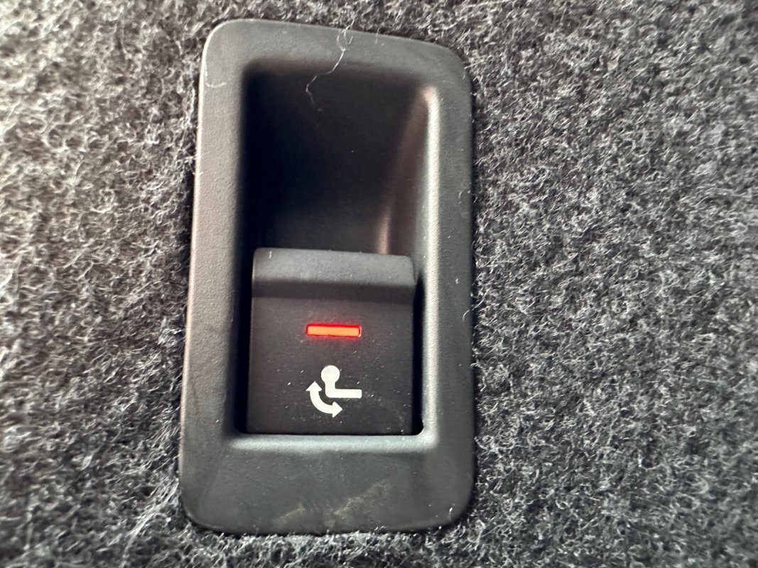 Automobil