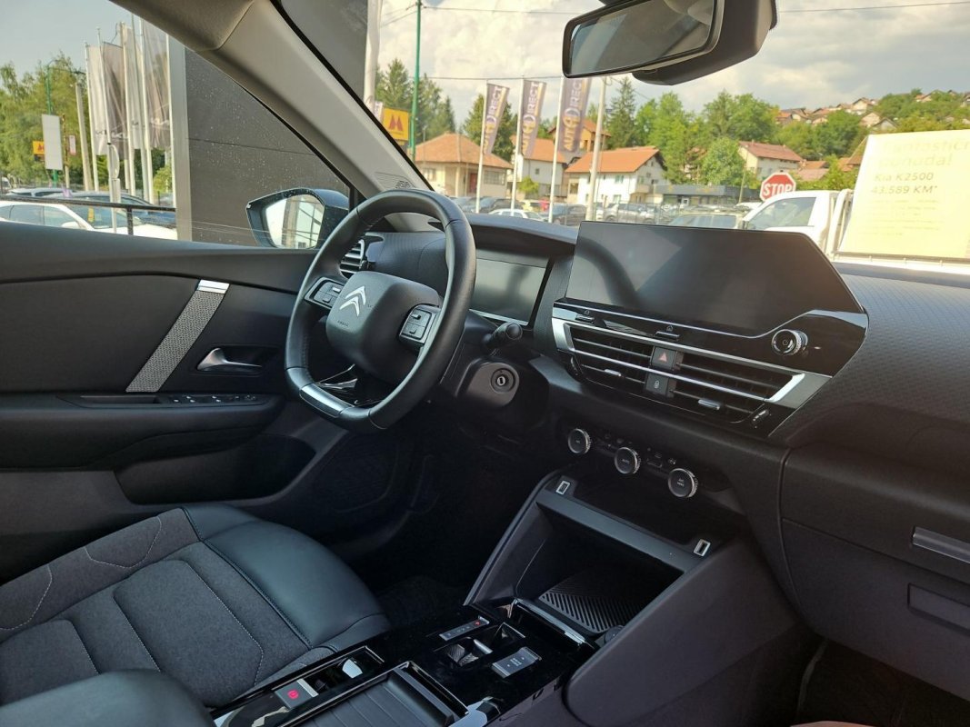 Automobil