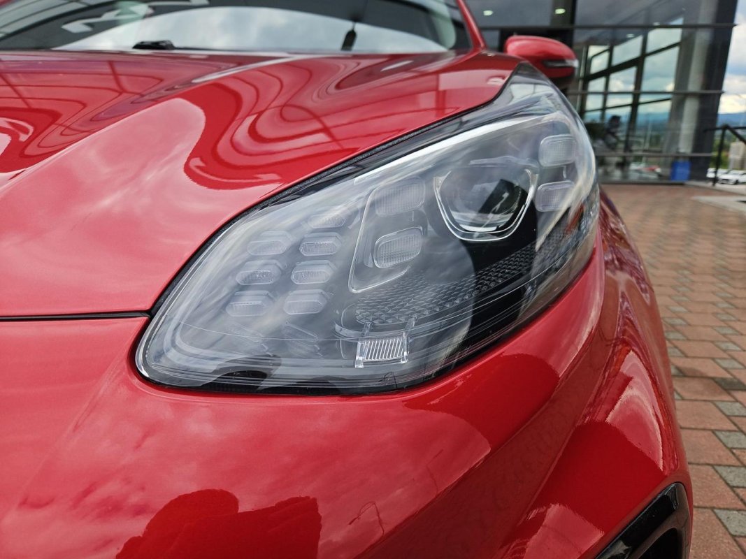 Automobil