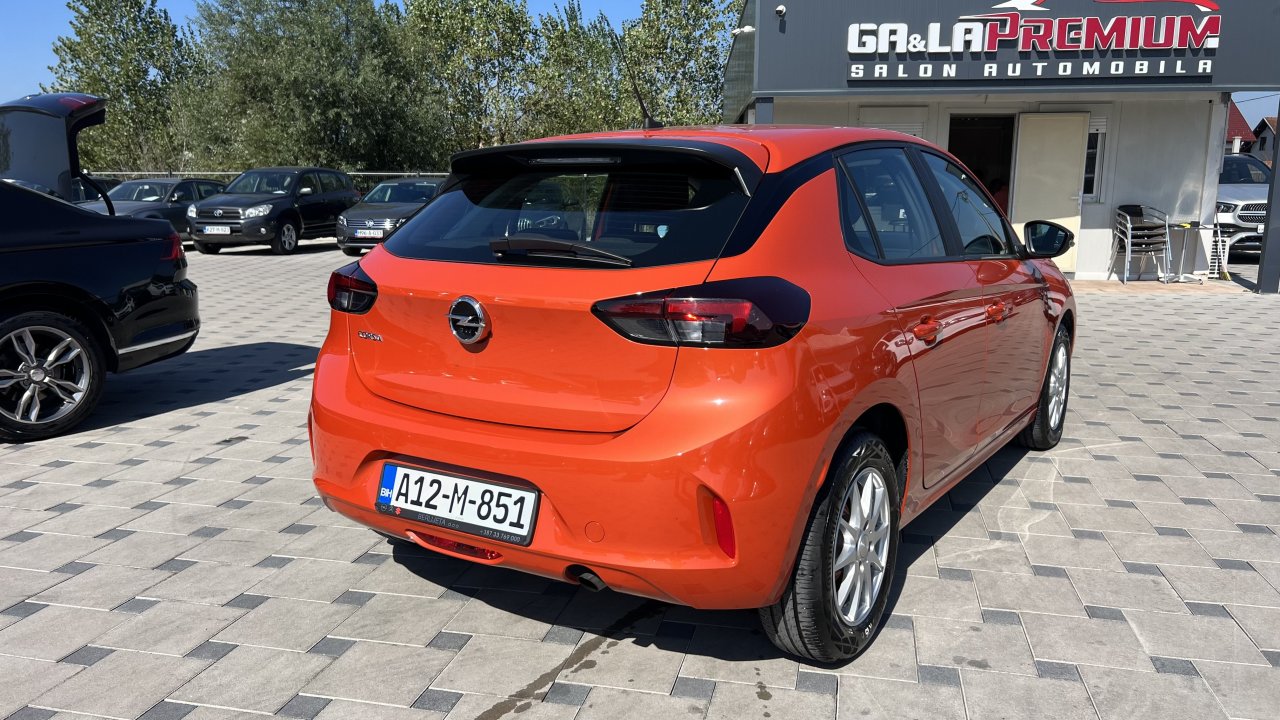 Automobil