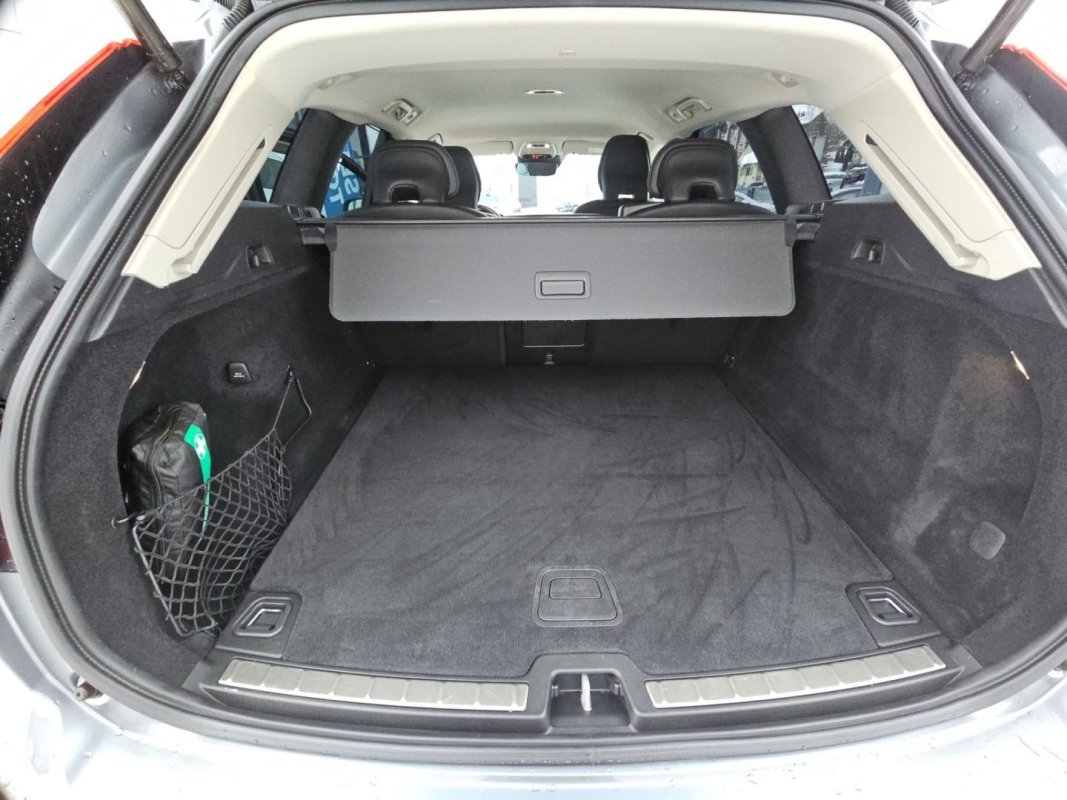 Automobil