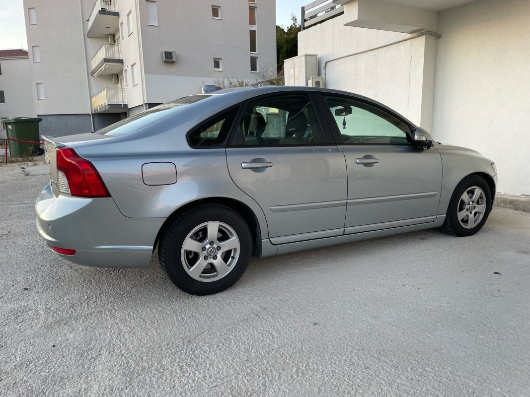 Automobil