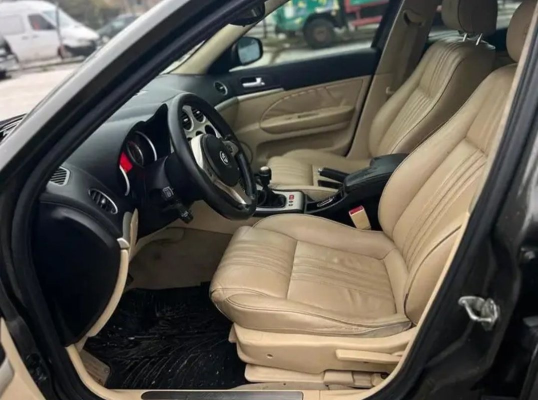 Automobil