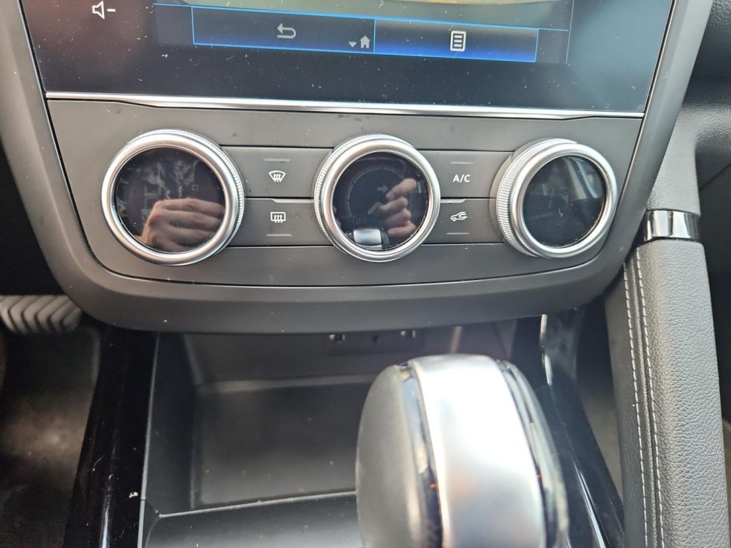 Automobil