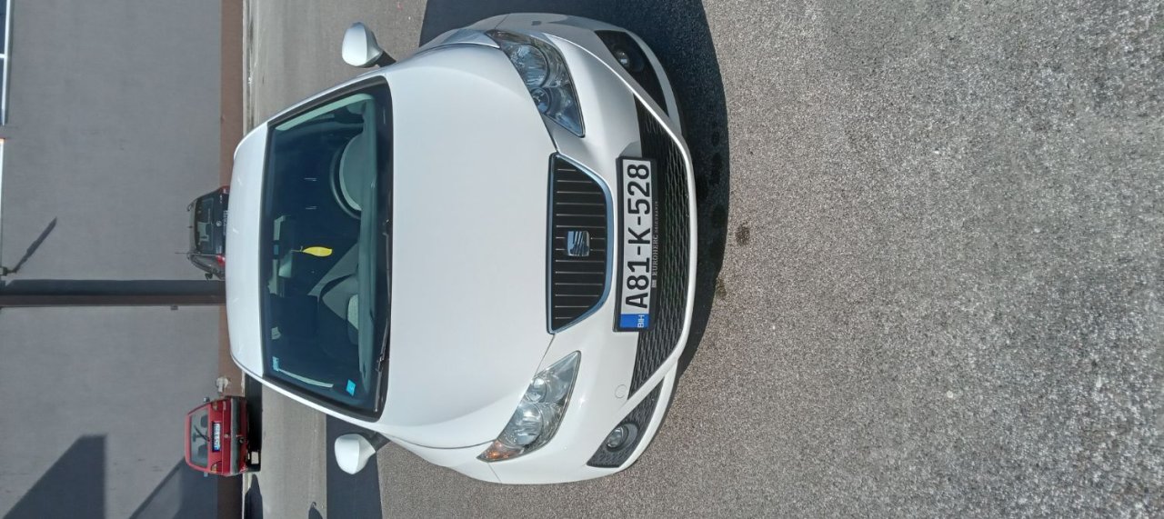Automobil