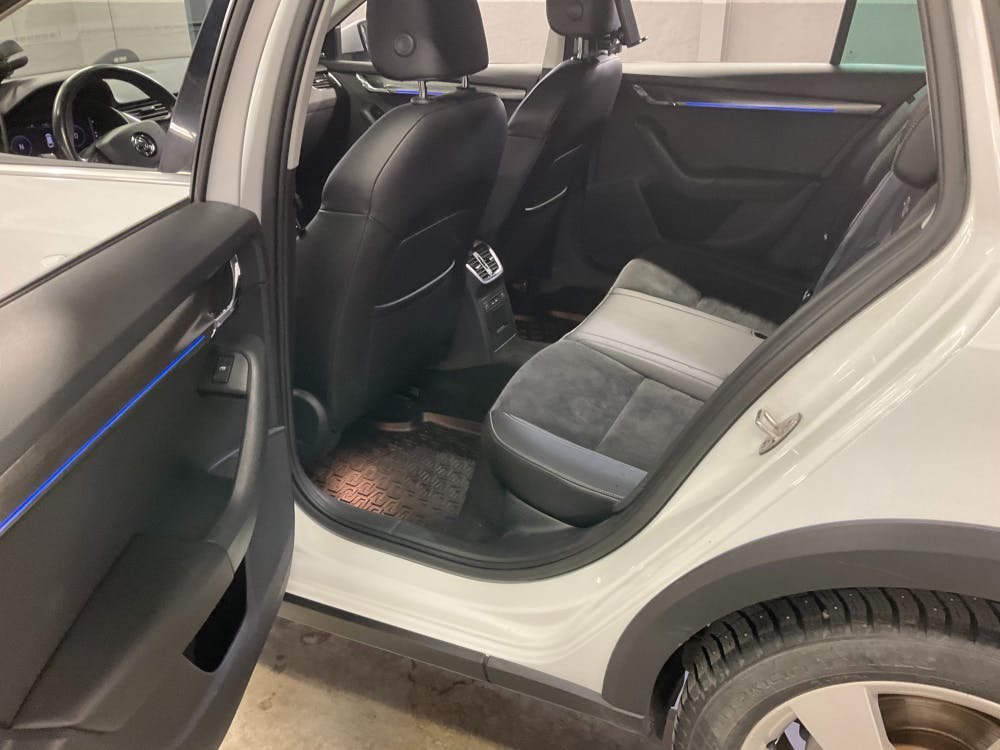 Automobil