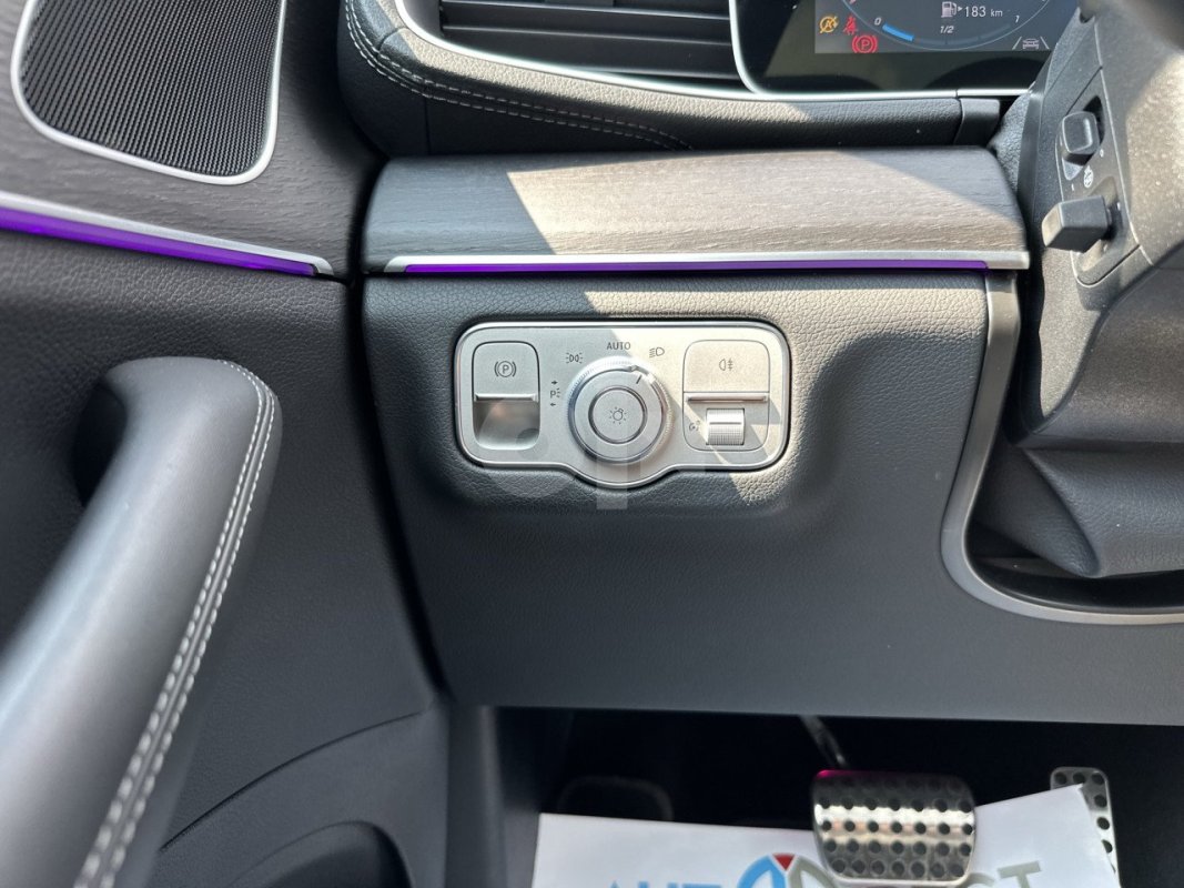 Automobil