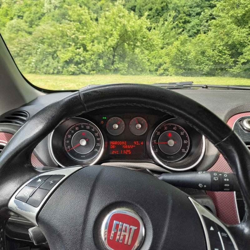 Automobil