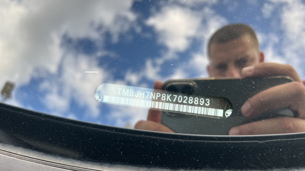 Automobil