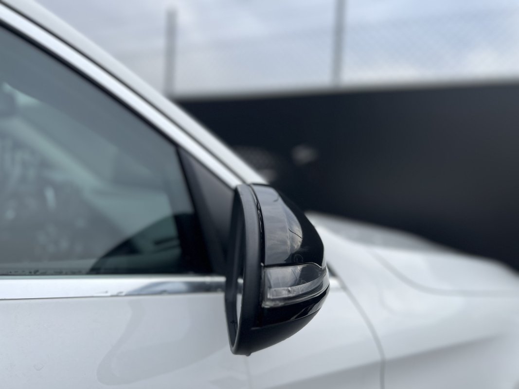 Automobil